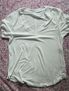 American Eagle Outfitters Women's White V-Neck Short Sleeve Tee